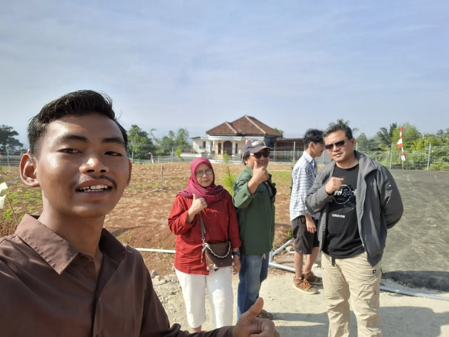Buyer memilih kavling The Halimun Salak