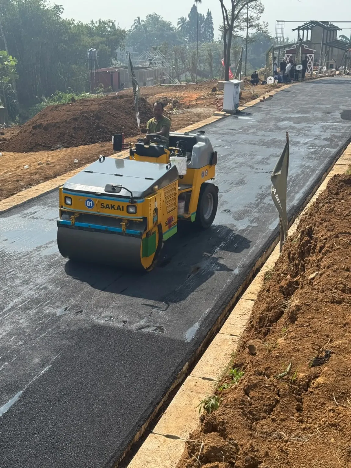 Progres pengaspalan jalan The Halimun Salak